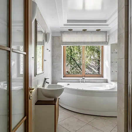 Jacuzzi X Free Parking X Self Check-in 24x7 By H&h Apartamento