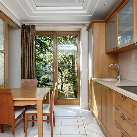 Apartment Jacuzzi X Free Parking X Self Check-in 24x7 By H&h
