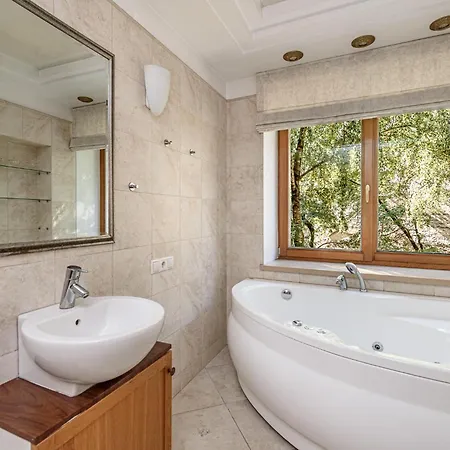 Apartment Jacuzzi X Free Parking X Self Check-in 24x7 By H&h