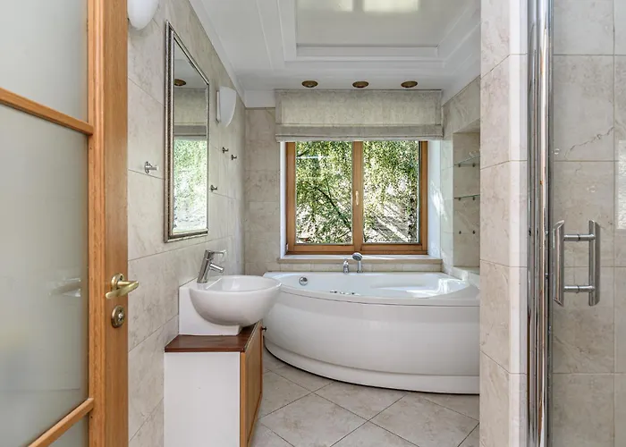 Jacuzzi X Free Parking X Self Check-in 24x7 By H&h